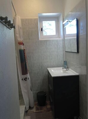 Chuveiro, secador de cabelo, toalhas de banho, sabonete