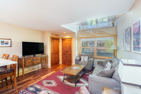 Condo, 2 Bedrooms | Living area