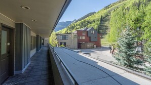 Un pasillo con vista a una montaña y casas.
