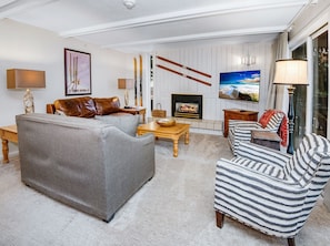 Condo, 2 habitaciones | Área de sala de estar | Smart TV 
