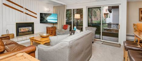 Appartement, 2 slaapkamers | Woonruimte | Een smart-tv