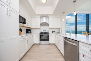 Appart'hôtel, 4 chambres | Cuisine privée | Réfrigérateur, four, cafetière/bouilloire