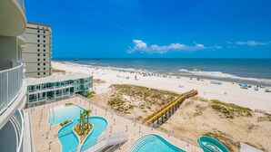 Un complexe hôtelier doté de plusieurs piscines, d’une plage et offrant une vue sur l’océan.