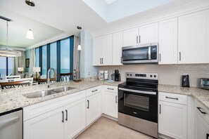 Condo, 4 Bedrooms | Private kitchen