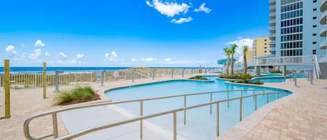 Apartamento, 4 habitaciones | Piscina | Una piscina cubierta, una piscina al aire libre