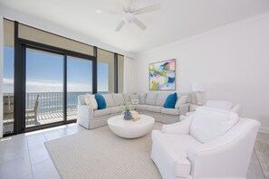 Condo, 3 chambres | Aire de séjour