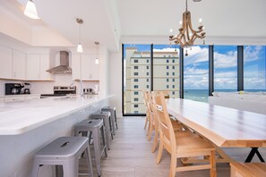 Apartamento, 4 habitaciones | Cocina privada | Frigorífico, horno y cafetera o tetera