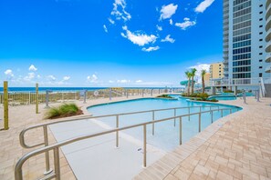 Una piscina techada, una piscina al aire libre