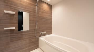 Habitación Deluxe con 2 camas individuales, no fumadores, vistas a la ciudad | Baño | Zapatillas