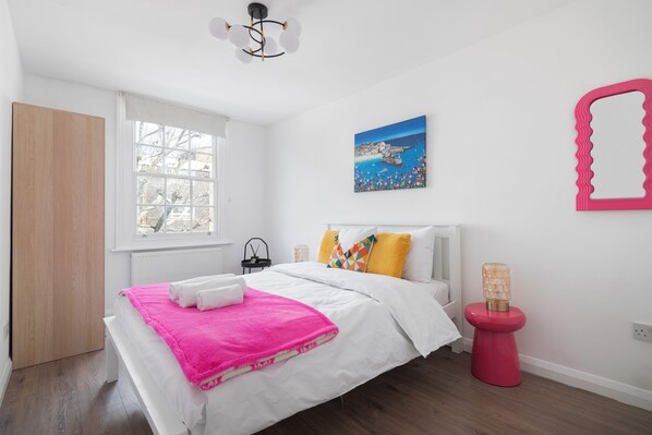 5 bedrooms, iron/ironing board, travel cot, WiFi - Spacious 5-Bed Apartment in Camden Town (London)