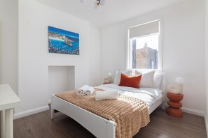 5 bedrooms, iron/ironing board, travel crib, WiFi - Spacious 5-Bed Apartment in Camden Town (London)