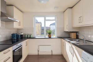 Fridge, microwave, oven, stovetop - Spacious 5-Bed Apartment in Camden Town (London)