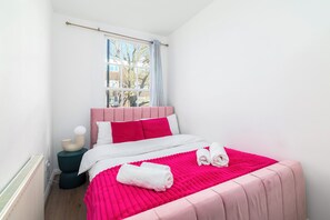 5 bedrooms, iron/ironing board, travel cot, WiFi - Spacious 5-Bed Apartment in Camden Town (London)