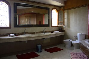 デラックス 4 人部屋 | バスルーム | レインフォールシャワー