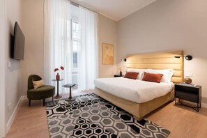 3 makuuhuonetta, työpöytä, silitysrauta/-lauta, vauvan matkasänky