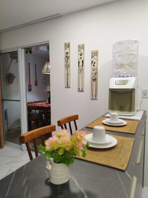 Dining - Apartment in cozy Imbassai, 5 minutes from where the river meets the sea - (Mata de São João)