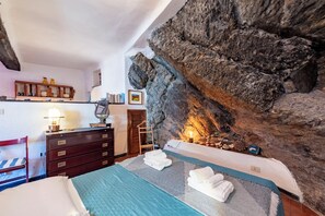패밀리 스튜디오 (Antica Roccia Apartment In Vernazza) | 거실 | 케이블 채널 시청이 가능한 21인치 평면 TV