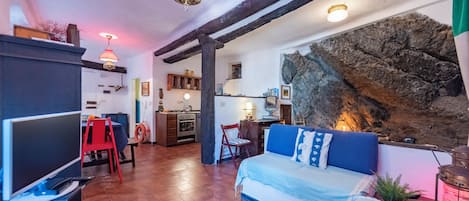 Familienstudio (Antica Roccia Apartment In Vernazza) | Wohnzimmer | 21-Zoll-Flachbildfernseher mit Kabelempfang