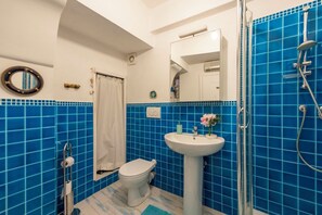 Estudio familiar (Antica Roccia Apartment In Vernazza) | Baño | Regadera, secadora de cabello, bidet, toallas 