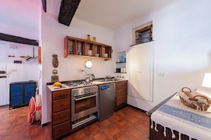 家庭开间 (Antica Roccia Apartment In Vernazza) | 私人简易厨房 | 冰箱、微波炉、炉灶、茶具/咖啡用具