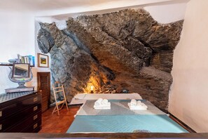Family Studio (Antica Roccia Apartment In Vernazza) | Living room