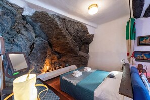 Family Studio (Antica Roccia Apartment In Vernazza) | Living room
