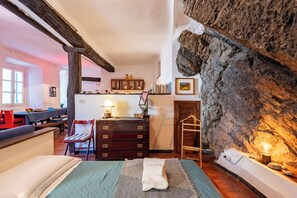 Estudio familiar (Antica Roccia Apartment In Vernazza) | Sala de estar | Televisión de pantalla plana de 21 pulgadas con canales por cable 