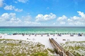 On the beach - 🐬Crystal Sands 306B - Summer Salt | Gulf Views + Heated Community Pool (Destin)