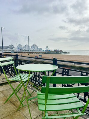 Outdoor dining - Beach from the balcony (Portsmouth)