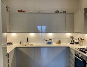 Køleskab, mikrobølgeovn, ovn, kogeplade