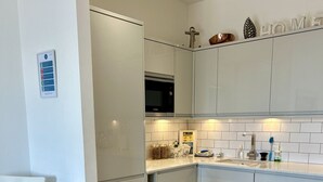 Kaffetrakter/tekoker, kjøleskap, mikrobølgeovn og ovn