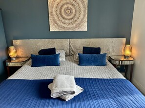2 bedrooms, iron/ironing board, travel cot, free WiFi - Beach from the balcony (Portsmouth)