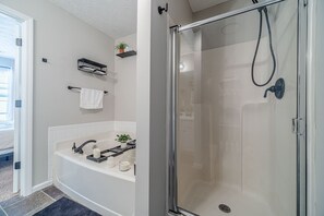 Regadera, toallas, jabón, papel de baño 