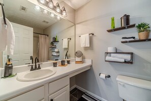 Douche, serviettes fournies, savon, papier toilette