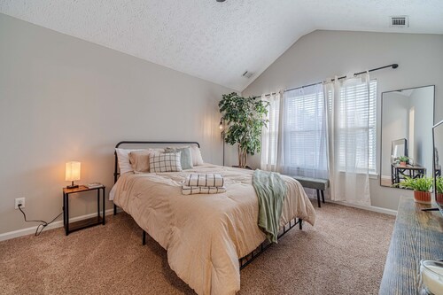 Newly Renovated Cozy Townhome near Lake Lanier/ 2 Bed, 2.5 Baths Flowery Branch