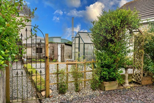 2 Bedroom Cottage in St Dennis