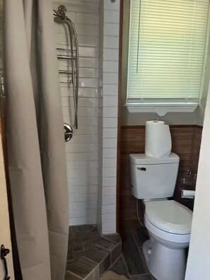 Sèche-cheveux, serviettes fournies, savon, papier toilette