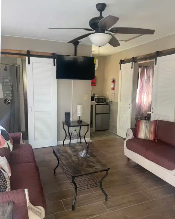 Smart TV - Cozy 2-Bedroom Cottage on James Island — Explore Charleston & Folly Beach (Charleston)