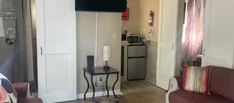 Cozy & Comfortable 2-Bedroom Cottage on James Island - minutes from Folly Beach!