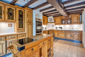 Cottage | Private kitchen - Cottage in Bridgnorth With Hot Tub & Garden (Bridgnorth)