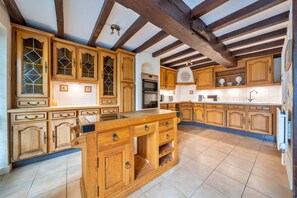 Cottage | Private kitchen - Cottage in Bridgnorth With Hot Tub & Garden (Bridgnorth)