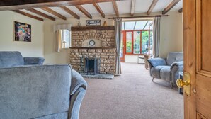 Cottage | Living room - Cottage in Bridgnorth With Hot Tub & Garden (Bridgnorth)