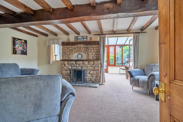 Cottage | Living room - Cottage in Bridgnorth With Hot Tub & Garden (Bridgnorth)