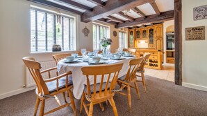 Cottage | Dining - Cottage in Bridgnorth With Hot Tub & Garden (Bridgnorth)