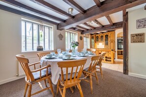 Cottage | Dining - Cottage in Bridgnorth With Hot Tub & Garden (Bridgnorth)