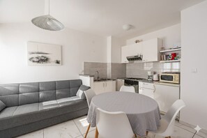 Standard Apartment, Balcony, Sea View | Private kitchen