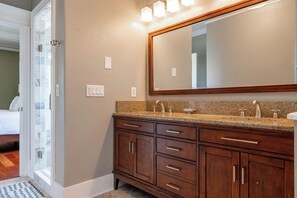 Bathroom - Soundview Lookout: 4BR, 3.5BA House near the beach in Emerald Isle (Emerald Isle)