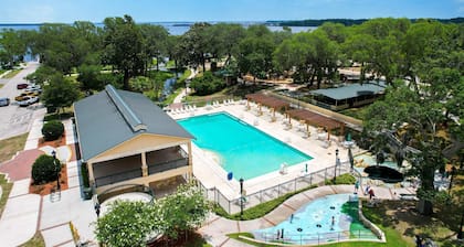 Downtown Historic Victorian Steps to Clay Theatre