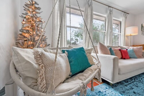 Pink House in Prime Location Dogs Ok Walk to DT