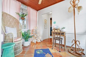 3 bedrooms, Internet - Pink House in Prime Location Dogs Ok Walk to DT (St. Augustine)